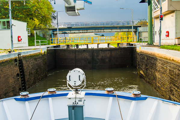Lowering in water depth to the water level of the river ahead.